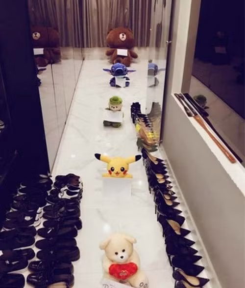 Trong một vài lần khoe quà tặng vợ, Trấn Thành đã vô tình hé lộ những hình ảnh đặc biệt về chốn riêng tư của mình.