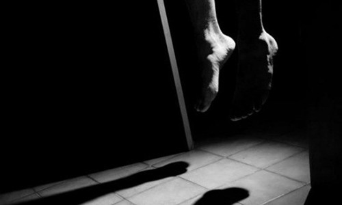 Người phụ nữ treo cổ tự tử trong nhà.