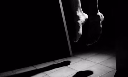 Người phụ nữ treo cổ tự tử trong nhà.