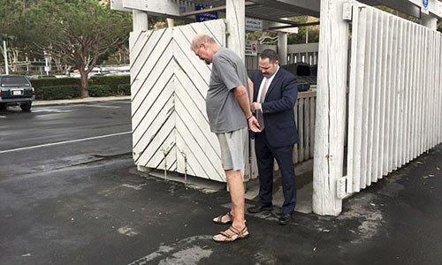 Nguoi phu nu mac ao choang tam chet bi an tren ghe