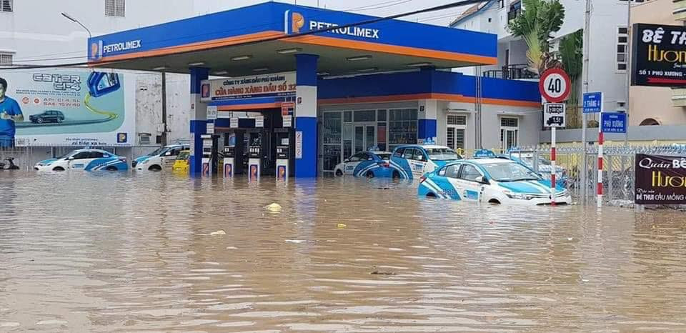 Nha Trang chim trong bien nuoc: Di doi nguoi dan khan cap-Hinh-2