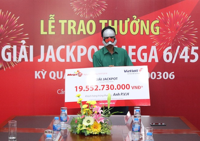 Ông P.V.H. đến từ tỉnh Sóc Trăng đã nhận giải hơn 19,5 tỉ đồng vào ngày 10/7.