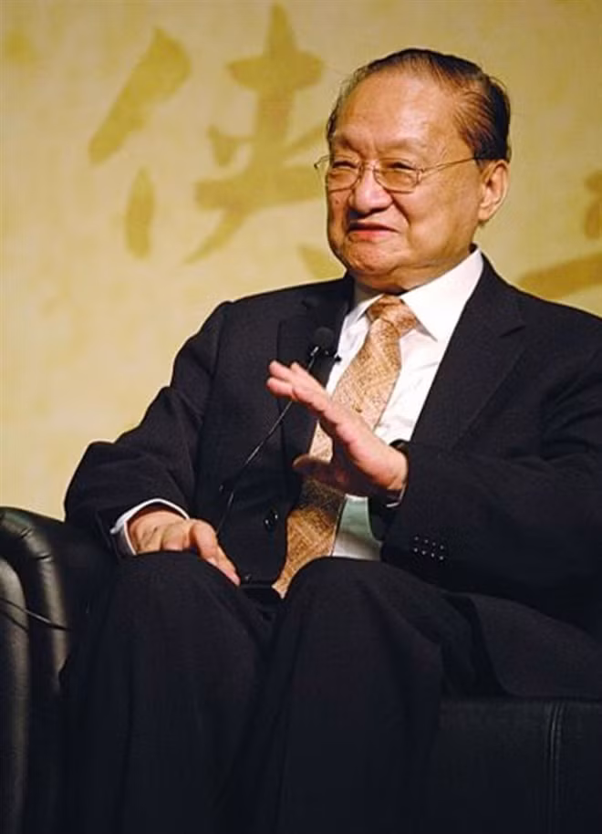 Hinh anh vi dai cua nha van Kim Dung truoc khi ve voi dat me