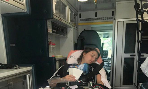 Kloe ngất xỉu sau khi người thợ chỉ vừa mới thực hiện được những mũi kim đầu tiên. Ảnh Unilad