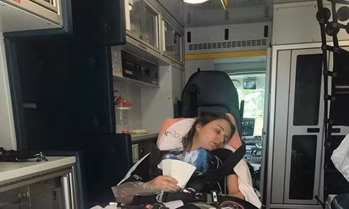 Kloe ngất xỉu sau khi người thợ chỉ vừa mới thực hiện được những mũi kim đầu tiên. Ảnh Unilad