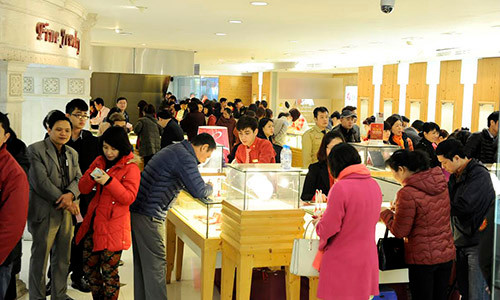 Vào ngày vía Thần Tài hàng năm mọi người thường đi mua vàng để cầu may mắn tài lộc.