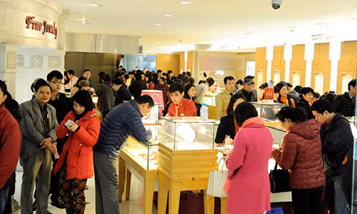 Vào ngày vía Thần Tài hàng năm mọi người thường đi mua vàng để cầu may mắn tài lộc.