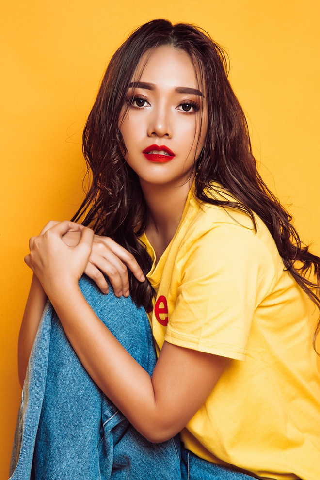 Băng Di bị Thúy Ngân tát và hất nước thật trong phim. Ảnh: NVCC.