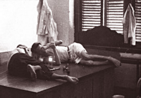 Một tiệm hút thuốc phiện ở Chợ Lớn.