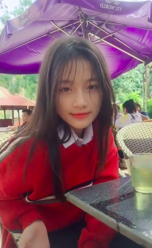 Đơn giản là thế nhưng dân mạng vẫn chẳng thể rời mắt được trước đoạn clip vẻn vẹn 15s này. Ảnh cắt từ clip.