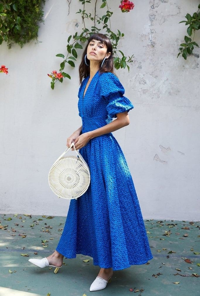 Váy tay bồng Đây là thời điểm thích hợp để các nàng xúng xính chiếc váy tay bồng duyên dáng. Chỉ cần thêm túi xách và đôi giày cao gót là bạn đã có set đồ nhẹ nhàng mà hợp nhãn cho không khí trang trọng của tiệc cưới.