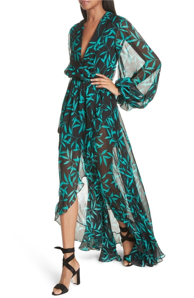 Váy voan Váy voan rất thích hợp để bạn mặc đi dự tiệc cưới mùa thu. Chiếc đầm voan vừa kín đáo, mềm mại giúp các nàng có thể phô diễn đường nét trên cơ thể một cách tự nhiên nhất.