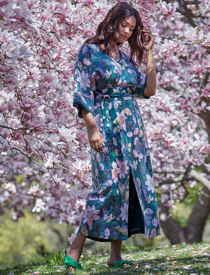 Váy maxi Bạn hoàn toàn có thể diện váy maxi đi dự tiệc cưới. Váy maxi vừa duyên dáng vừa quý phái cho người mặc.