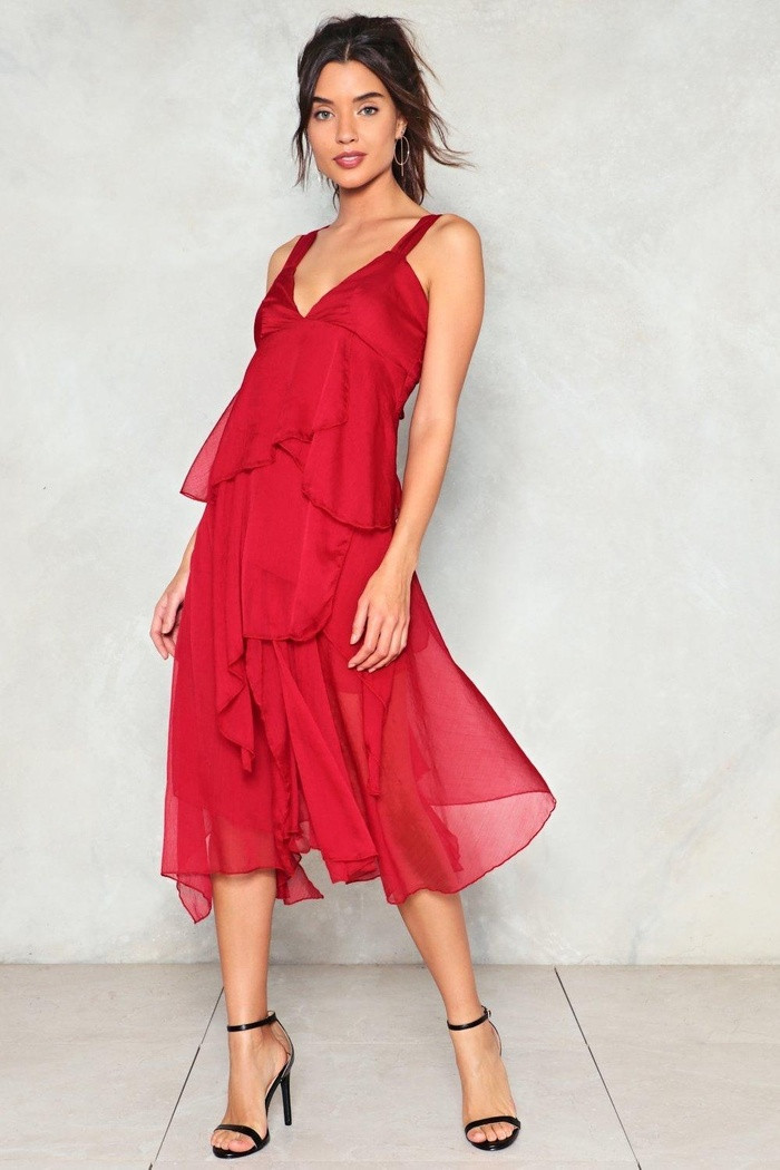 Váy voan bèo nhún Chiếc váy dự tiệc đầy nữ tính, thanh lịch này rất hợp với không khí sang trọng của tiệc cưới. Các nàng nên chọn váy có gam màu tươi sáng, trẻ trung để hòa cùng không khí hạnh phúc trong tiệc cưới.