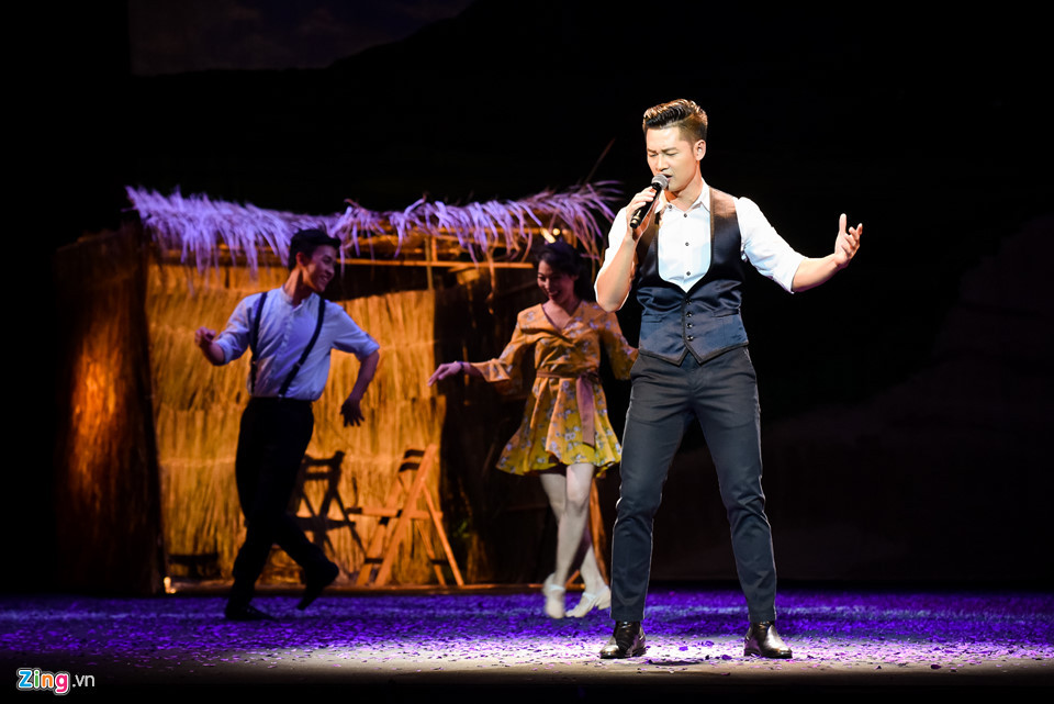 Đức Tuấn thể hiện hai ca khúc mới của nhạc sĩ Quế Sơn.