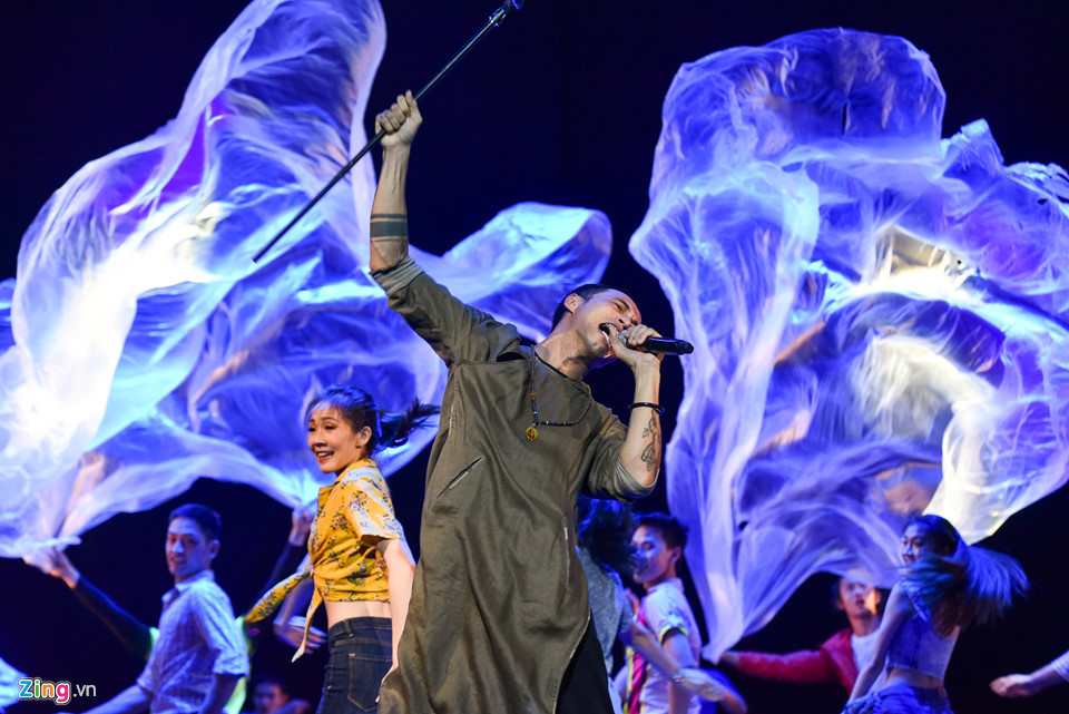 Phạm Anh Khoa là cái tên gây thắc mắc khi tham gia chương trình. Quế Sơn cho hay anh đánh giá cao thái độ làm việc của nam ca sĩ khi nhận lời hát thì trao đổi cụ thể với nhạc sĩ nội dung ca khúc, cách thể hiện. Nhạc sĩ cũng không bận tâm về scandal của Phạm Anh Khoa vì đối với anh, nam rocker vẫn là người bạn tốt, thân thiết nhiều năm qua.