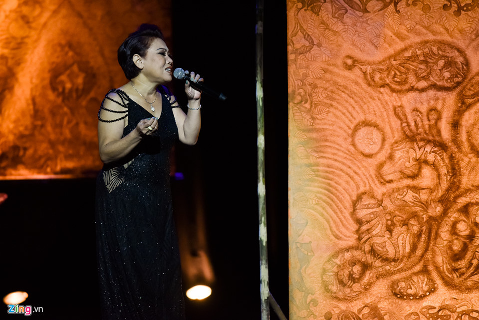 Nữ ca sĩ Siu Black là cái tên mà nhạc sĩ Quế Sơn giấu đến cuối cùng của chương trình. Anh cho biết khi đàn chị nhận lời tham gia live show đã yêu cầu không nhắc tên mình trên các phương tiện truyền thông. "Chị ấy chỉ muốn đến hát, cháy hết mình trên sân khấu và ra về nhẹ nhàng", nhạc sĩ Tình quê cho biết.