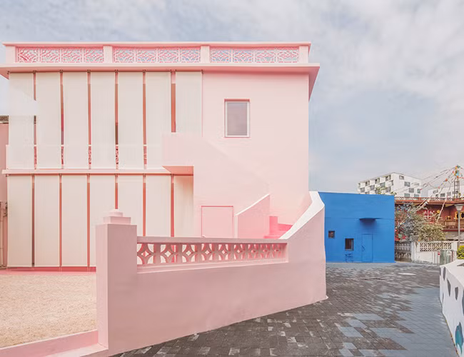 Màu hồng thể hiện cho sự nhạy cảm, tinh tế của phụ nữ. Màu xanh và màu hồng ẩn ý cho tính hai mặt giữa nữ giới và nam giới, nhưng đều thể hiện mong muốn cùng nhau tồn tại.