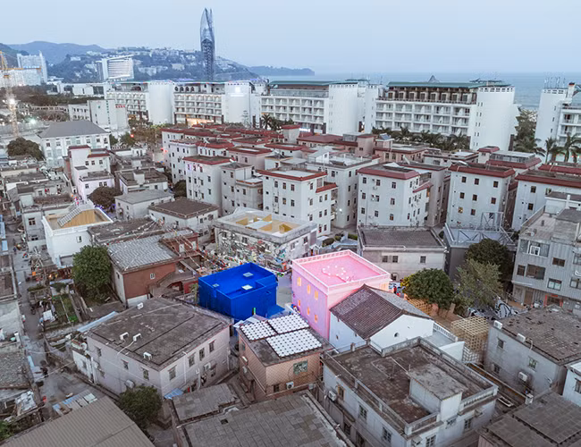 Hai căn nhà nổi bật giữa không gian xung quanh.