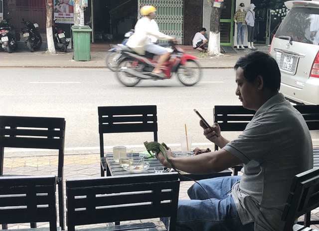 Không chỉ được nhìn qua lồng và hộp nuôi nhốt, một số khách tò mò yêu cầu được tận tay sờ đều được chủ quán vui vẻ bắt ra. "Đây là những con vật rất hiền, được nuôi lâu và có kích cỡ nhỏ nên dù có sờ, để trên tay cũng không gây hại', anh Liêm cho biết.