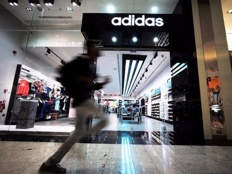 Adidas Nhiều người cho rằng Adidas là từ viết tắt của "All Day I Dream About Soccer" (Cả ngày tôi mơ về bóng đá), nhưng sự thật lại không phải vậy. Thương hiệu thời trang thể thao này được đặt tên theo nhà sáng lập Adolf Dassler - người bắt đầu sản xuất giày thể thao sau khi trở về từ Thế chiến thứ 2, theo tờ LA Times. Tên gọi này là từ kết hợp giữa biệt danh Adi và 3 từ ký tự đầu tiên trong họ của ông.