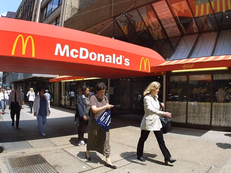 McDonald's Raymond Kroc, người sáng lập McDonald's, là nhân viên bán máy làm sữa lắc khi lần đầu gặp anh em Dick và Mac McDonald - những người khi đó quản lý một nhà hàng burger tại San Bernardino, California, Mỹ. Anh em McDonald đã mua một số máy làm sữa lắc của Kroc và ông thấy ấn tượng với cửa hàng burger của họ đến mức trở thành một đại lý và bắt đầu xây dựng chuỗi cửa hàng nhượng quyền khắp nước Mỹ. Nhiều năm sau đó, Kroc mua lại quyền sở hữu tên thương hiệu McDonald's của anh em McDonald.