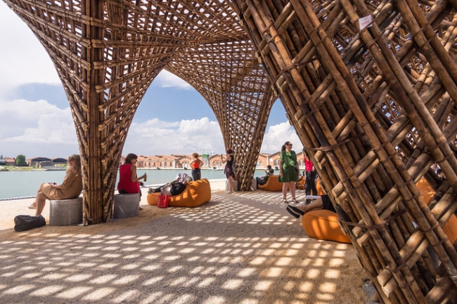 Được biết, Triển lãm Kiến trúc quốc tế Biennale Venice là nơi quy tụ những công trình sắp đặt của các kiến trúc sư nổi tiếng thế giới, diễn ra từ 26. 5 đến 25.11 năm 2018. Năm nay, Việt Nam góp mặt bằng công trình "Nhũ tre".