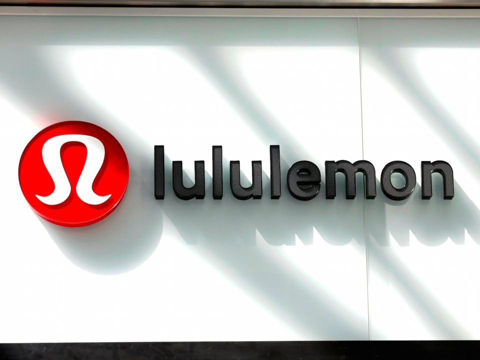 Lululemon Người sáng lập Chip Wilson của thương hiệu thời trang yoga Lululemon nghĩ ra cái tên Lululemon bởi ông tin rằng người Nhật sẽ không thể phát âm từ này. "Cái tên Lululemon không có ý nghĩa gì ngoài việc có 3 chữ 'L'", Wilson cho biết. Đại diện của hãng này cho biết tên gọi này được chọn ra từ danh sách gồm 20 tên thương hiệu và logo bởi một nhóm 100 người.