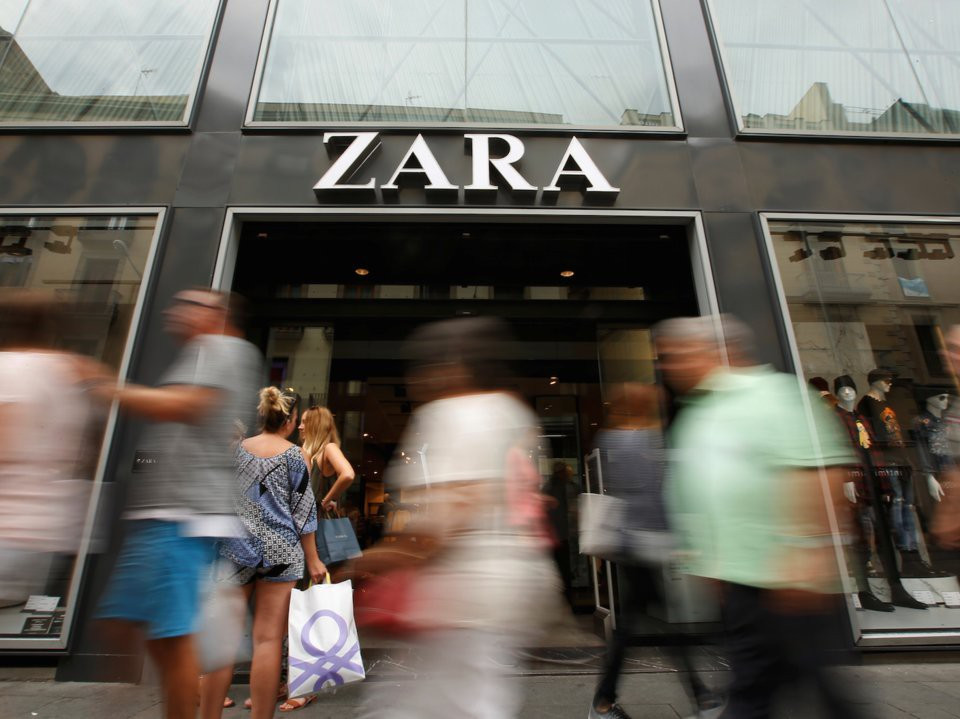 Zara Người sáng lập Zara - Amancio Ortega ban đầu đặt tên công ty của mình theo bộ phim "Zorba the Greek" ra mắt năm 1964. Tuy nhiên, năm 1975, khi công ty này mở cửa hàng đầu tiên ở La Coruña, tên gọi của cửa hàng lại trùng với tên của quán bar là Zorba cách đó 2 dãy phố. Do đó, Ortega quyết định biến tấu một chút và cái tên Zara ra đời.
