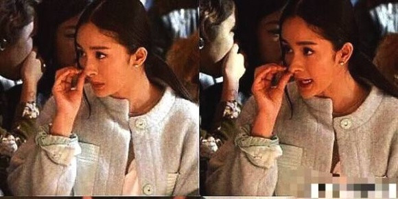 Mới đây, cô còn tiếp tục bị chia sẻ một loạt ảnh vô tư ngoái mũi khắp mọi nơi từ sự kiện, sân bay hay phim trường... Những hình ảnh này khiến cho Dương Mịch ngày càng mất điểm trong mắt người hâm mộ.