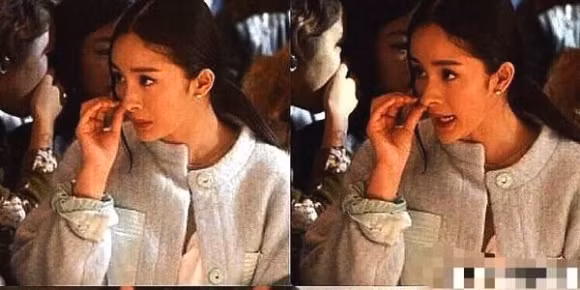 Mới đây, cô còn tiếp tục bị chia sẻ một loạt ảnh vô tư ngoái mũi khắp mọi nơi từ sự kiện, sân bay hay phim trường... Những hình ảnh này khiến cho Dương Mịch ngày càng mất điểm trong mắt người hâm mộ.