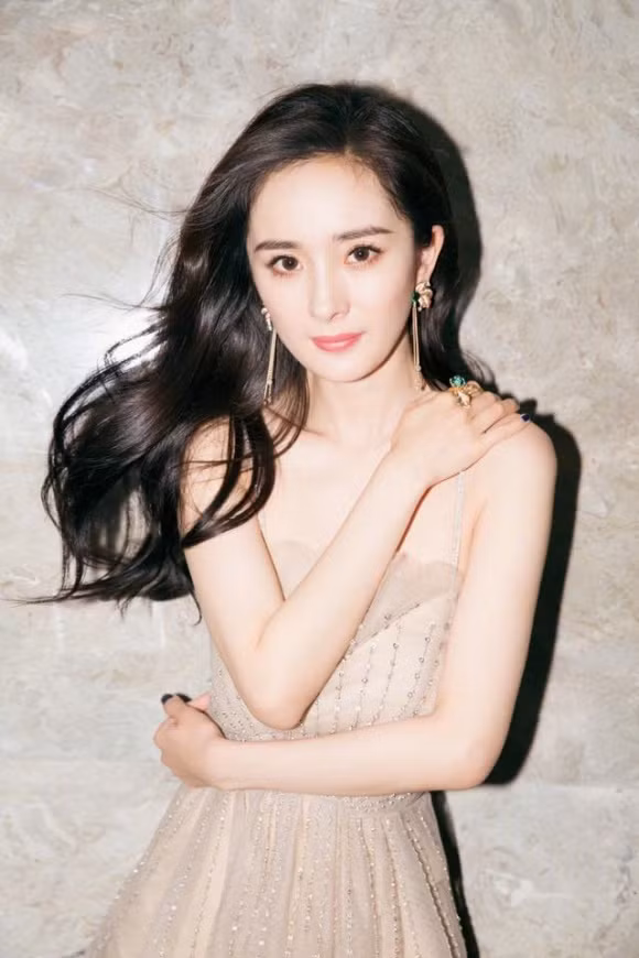 Tuy nhiên thời gian gần đây, nữ diễn viên Dương Mịch liên tục bị soi mói, chỉ trích vì dính loạt scandal như "quỵt" tiền từ thiện, phẫu thuật thẩm mỹ, trêu đùa quá trớn với đồng nghiệp nam...