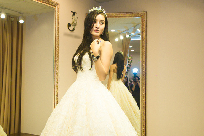 A hau Huyen My xung xinh dien vay cuoi, sap roi cuoc choi?