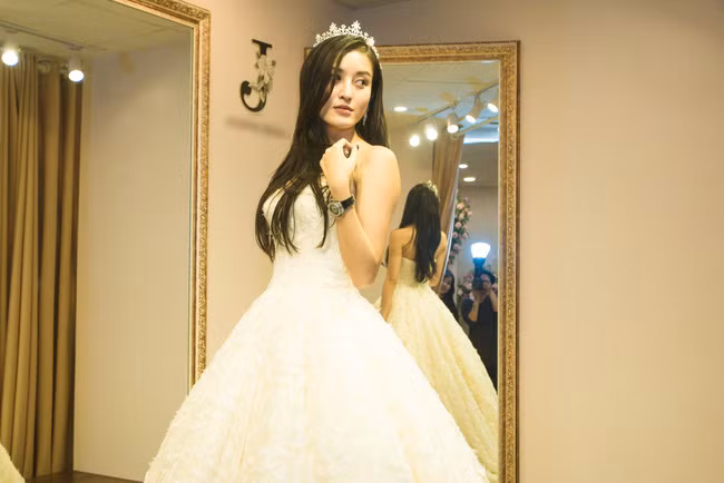 A hau Huyen My xung xinh dien vay cuoi, sap roi cuoc choi?