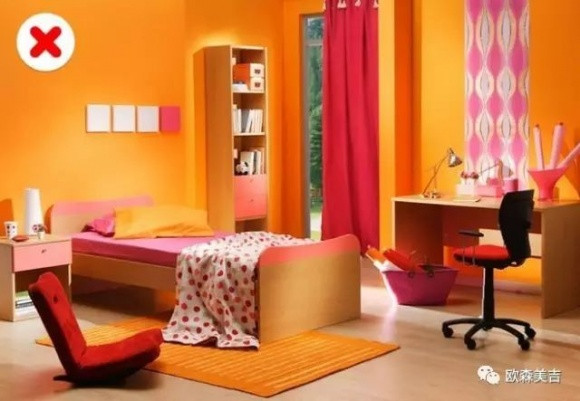 Màu sắc quá sáng Không nên sử dụng nhiều tông màu quá sáng trong cùng một căn phòng bởi nó gây ra những hiệu ứng khó chịu dành cho mắt. Bạn chỉ nên nhấn mạnh vào những vị trí quan trọng trong căn phòng mà mình muốn chúng nổi bật, còn lại hãy kết hợp những tông màu nhẹ nhàng, hài hòa để giúp căn phòng trở nên hoàn hảo hơn.