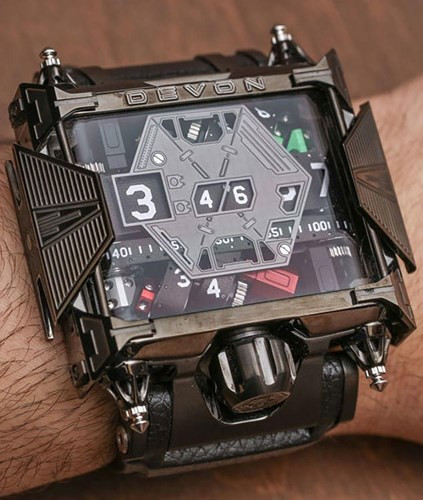 3. Chiếc đồng hồ Star Wars trị giá 28.500 USD được lấy cảm hứng từ mặt tối của Star Wars, logo của Galactic. Các ốc vít bạc nhọn gợi lên hình ảnh mũ của Darth Vader.