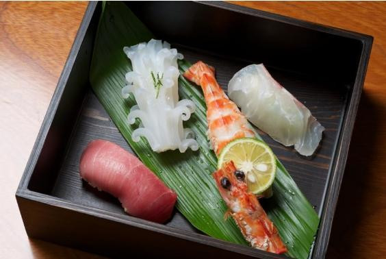 Trong suốt hành trình, hành khách sẽ được phục vụ các món ăn cao cấp đạt tiêu chuẩn. Nguồn: Kyushu Railway Compan.