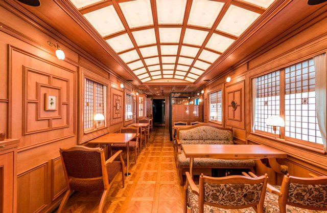 Nội thất bên trong được lót bằng các loại gỗ như gỗ phong, gỗ tếch và gỗ cây óc chó. Nguồn: Kyushu Railway Compan.