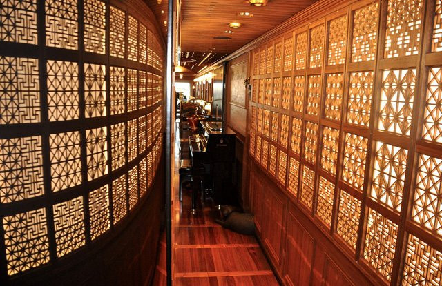 Các tấm gỗ chạm khắc lưới kumiko ở sảnh khách. Nguồn: Kyushu Railway Compan.