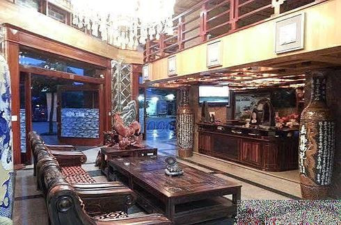 Với khách sạn kiêm nơi bán hàng giải khát, giải trí; nhiều du khách không khỏi choáng ngợp trước nội thất và bày trí sa hoa. Đa số vật dụng được làm bằng gỗ đắt tiền và đồ gốm sứ quý giá. Nội thất trong phòng quý phái, sang trọng *ảnh: KV