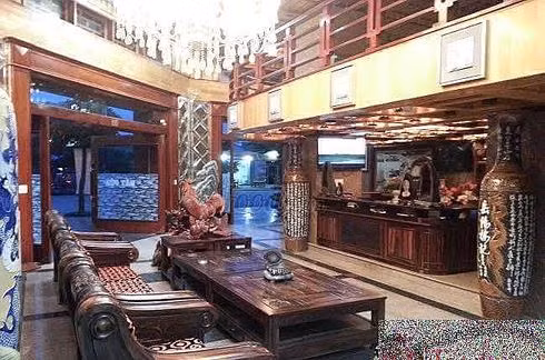 Với khách sạn kiêm nơi bán hàng giải khát, giải trí; nhiều du khách không khỏi choáng ngợp trước nội thất và bày trí sa hoa. Đa số vật dụng được làm bằng gỗ đắt tiền và đồ gốm sứ quý giá. Nội thất trong phòng quý phái, sang trọng *ảnh: KV