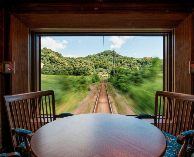 Ông Mitooka thiết kế mỗi khung cửa sổ trong phòng như một bức tranh lớn, bao trọn toàn cảnh bên ngoài. Nguồn: Kyushu Railway Compan.