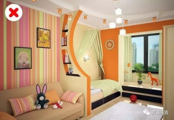 Phối màu quá rắc rối Không gian rực rỡ sắc màu giúp ngôi nhà trở nên sinh động và thú vị hơn, nhưng điều đó không hoàn toàn đúng nếu bạn không biết cách sắp xếp chúng. Sử dụng màu sắc, họa tiết quá nhiều khiến căn nhà trở nên lộn xộn, rất mất thẩm mỹ.