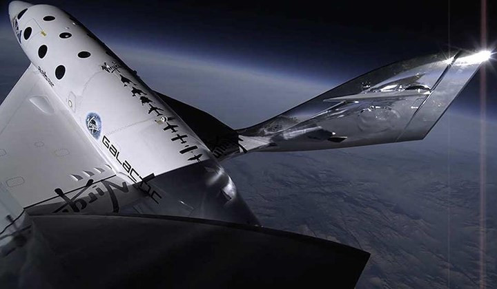 2. Chuyến đi 250.000 USD khoảng 50 dặm trên bề mặt trái đất trên SpaceShipTwo nổi tiếng.
