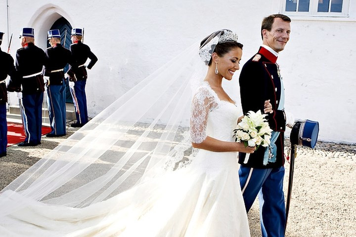 Hoàng tử Đan Mạch Joachim và cô dâu Marie Cavallier rời nhà thờ Mogeltonder tại Sonderjutland sau đám cưới ngày 24/5/2008. Ảnh: EPA