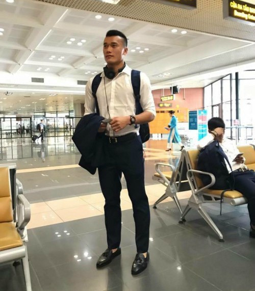 Xuất hiện lịch lãm không kém gì em trai, thủ môn Bùi Tiến Dũng thu hút bao nhiêu ánh nhìn về mình. Cách mix đồ không quá cần kì nhưng với hình thể chuẩn cùng gương mặt nam tính chính là những điểm cộng lớn cho Tiến Dũng.