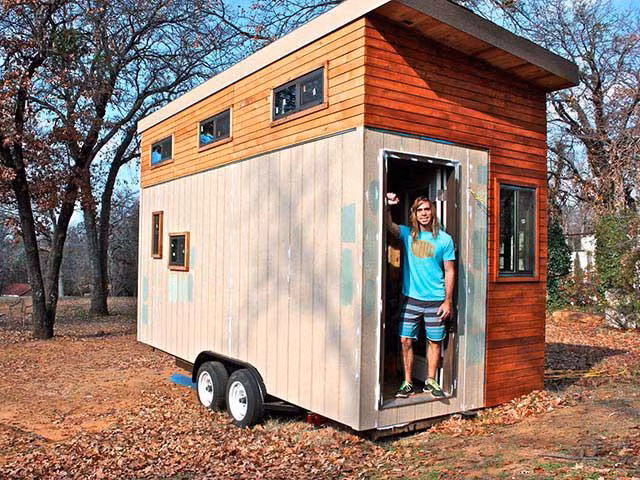 Thay vì tốn đến 1135 USD (khoảng 26 triệu đồng) chi phí thuê một căn hộ tại trung tâm thành phố hàng tháng, chàng sinh viên lãng tử tên Joel Weber (Mỹ) đã quyết tâm huy động 15000 USD (khoảng 345 triệu đồng) để xây cho riêng mình một căn hộ xinh xắn và tiện nghi. Ngôi nhà này được Joel Weber xây dựng trên nền diện tích 145m2 tại sân sau nhà một người bạn. Cũng nhờ những tấm lòng hảo tâm và hào phóng, chàng sinh viên 25 tuổi cuối cùng cũng hoàn thành được mong muốn ấp ủ bấy lâu của mình.