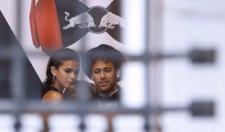 Neymar bên cô bạn gái Bruna.
