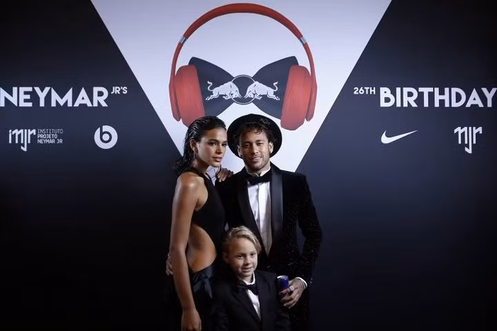 Dù tổ chức tiệc tùng hoành tráng nhưng chàng tiền đạo Brazil không tốn một xu nào. Toàn bộ chi phí bữa tiệc do các nhà tài trợ chi trả.