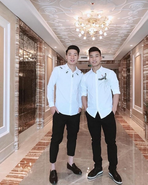 Văn Thanh và Tiến Dũng cũng là hai chàng trai của tuyển U23 không bao giờ quên “cưa đổ” fan girl bằng áo sơ mi trắng họa tiết. Hai anh chàng không biết “vô tình hay hữu ý” đều phối áo với quần âu và giày đen. Cách mix quần áo này khá thông dụng nhưng không hề lỗi mốt một chút nào.